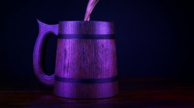 Parti Işıklarında Birayla Dolu Ahşap Tankard