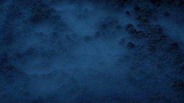 Туман Движется Над Грундом Темноте — стоковое видео