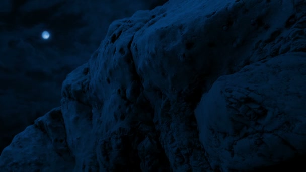 月明かりの中で風化した古い岩の下を移動 — ストック動画