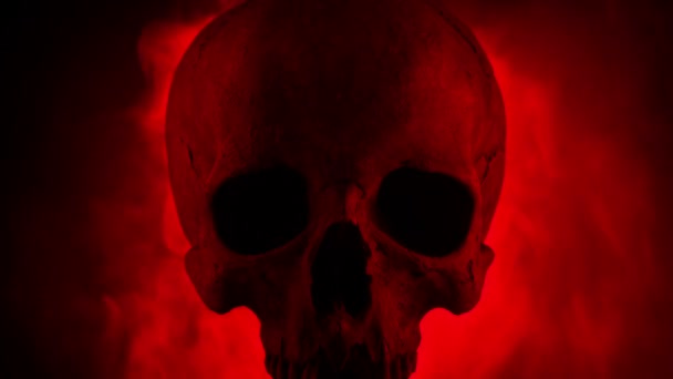 Cráneo Con Humo Brillante Rojo Corriendo Alrededor — Vídeos de Stock