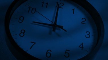 Geceleri Saatin Üzerindeki Korkunç Canavar Gölgeleri