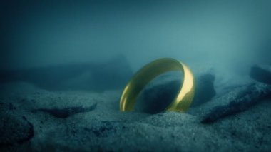 Adam Su Altında Altın Yüzüğü Aldı