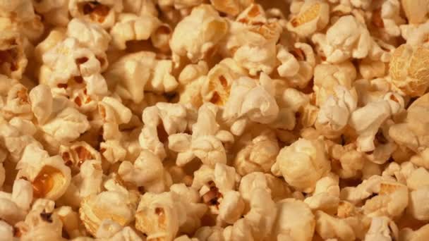 Popcorn Dorato Che Ruota Lentamente Primo Piano — Video Stock