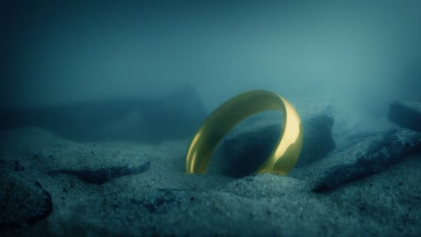 Muž Zvedá Zlatý Prsten Pod Vodou — Stock video