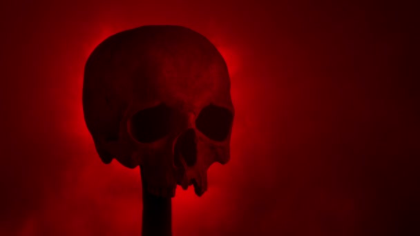 Cráneo Poste Con Humo Rojo Brillante — Vídeos de Stock