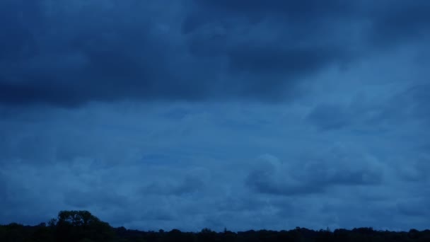 Enorme Wolken Bewegen Overhead Avond — Stockvideo