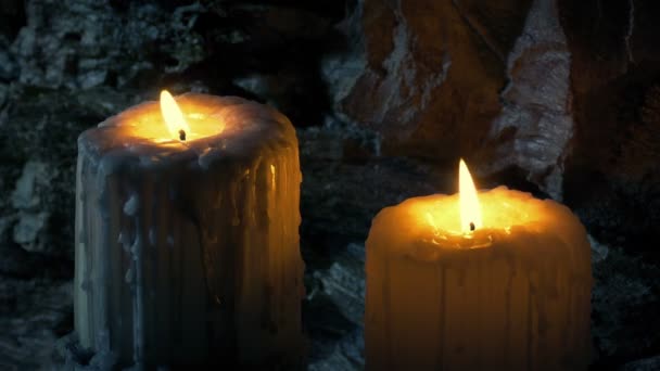 Grandi Candele Soffiate Dalla Parete Rocciosa — Video Stock