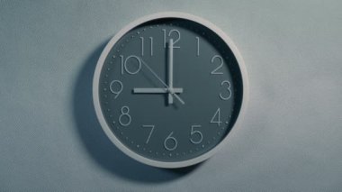 Duvardaki Saat Dokuza Vuruyor