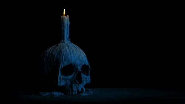 Cráneo Con Vela Derretida Oscuridad Pre Keyed Con Canal Alfa — Vídeo de stock