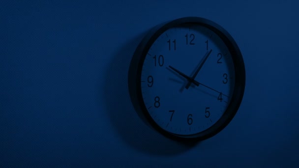 Office Clock Night Tracking Shot — Vídeos de Stock