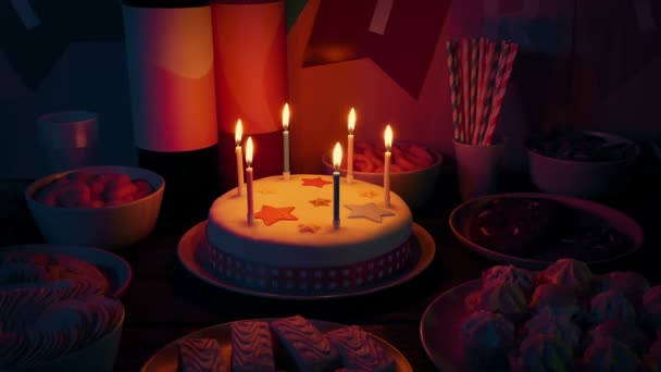 暗い部屋でろうそくと誕生日ケーキ — ストック動画