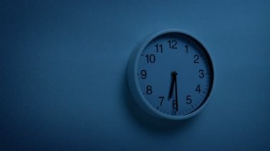 6.30 Karanlıktaki Duvar Saati