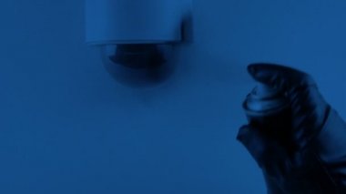 CCTV kamerası Karanlıktaki Suçlu Tarafından Basıldı