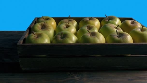 Apples Crate Moving Shot Bluescreen Isolated — Vídeo de Stock