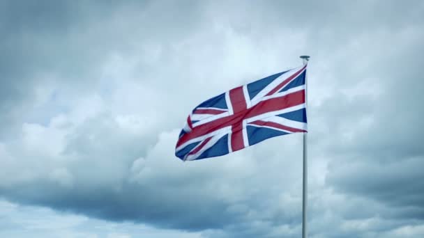 Bulutlu Bir Günde Ngiliz Bayrak Sendikası Valesi — Stok video