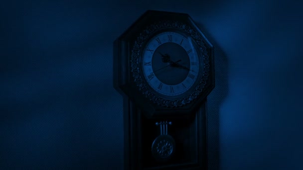 Sombras Miedo Arrastrándose Sobre Reloj Antiguo Noche — Vídeo de stock