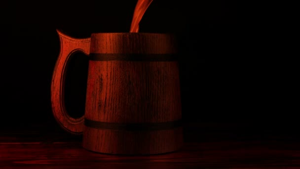 Kubek Drewna Viking Wypełniony Piwem Świetle Ognia — Wideo stockowe