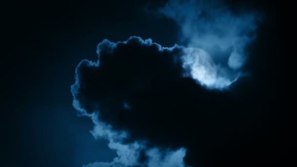 Драматичний Місяць Виходить Хмар — стокове відео