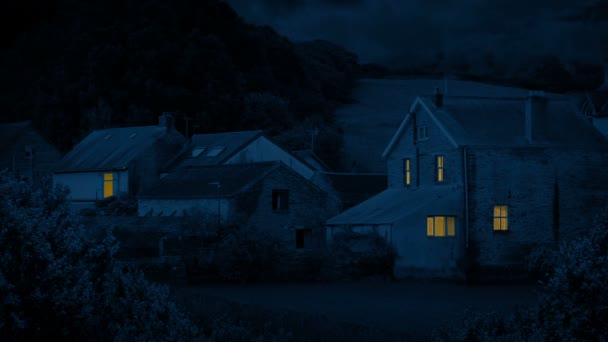 Häuser Mit Eingeschaltetem Licht Nachts Auf Dem Land — Stockvideo
