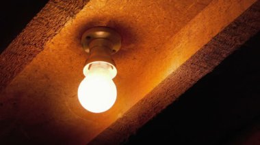 Tavan arasında ışık ya da açık ya da kapalı.