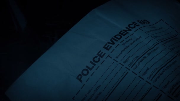 Αστυνομική Τσάντα Αποδεικτικών Στοιχείων Στο Τραπέζι Στο Σκοτάδι — Αρχείο Βίντεο