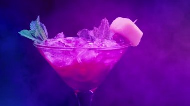 Smoky Night Club Parti Işıklarında Kokteyl