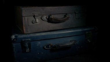 Valizleri bırakın ya da toplayın.