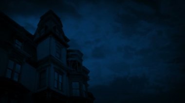 Gece Eski Gotik Evi 'nin yakınına yıldırım düştü