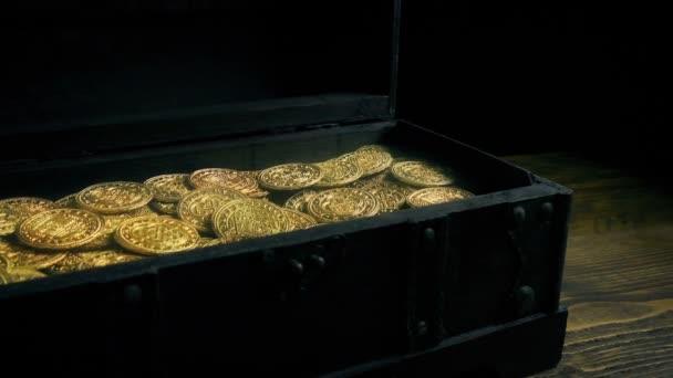 Petto Passante Luminose Monete Del Tesoro Oro — Video Stock
