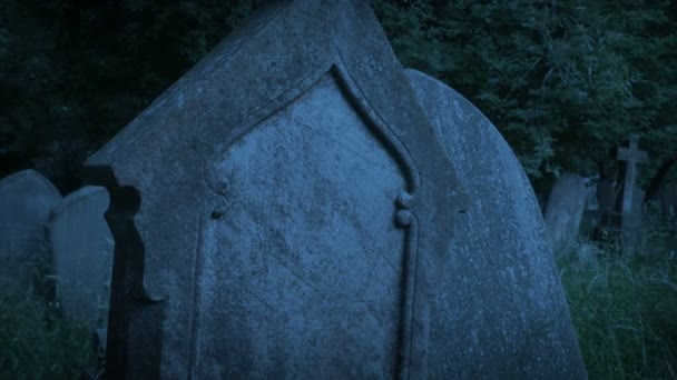 Het Passeren Van Plain Old Gravestone Dark Cemetery — Stockvideo