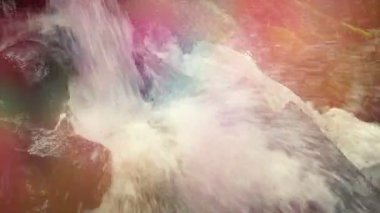 Şelale Sulama Kayaları Renkli Güneş Işığında