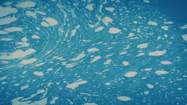在蓝水上旋转泡沫 — 图库视频影像