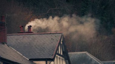 Baca akşamları evden sigara içiyor.