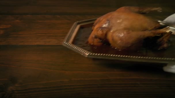 Hidangan Ayam Panggang Disajikan Atas Meja — Stok Video