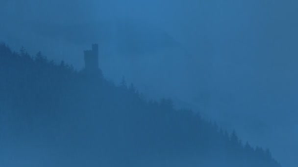 大雨和大雾中山坡上的城堡 — 图库视频影像