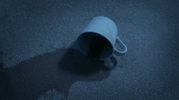 Taza Café Cae Alfombra Habitación Oscura — Vídeo de stock