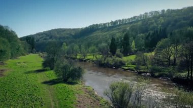Güneşli Vadi 'de Nehir kıyısında Uçuyor