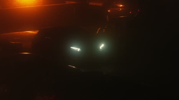 Kocsi Fényei Felkapcsoltak Sűrű Ködben Éjszaka — Stock videók