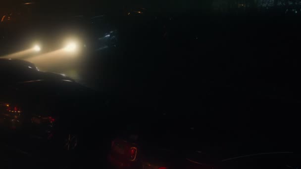 Автомобілі Драйв Минулого Тумані Вночі — стокове відео