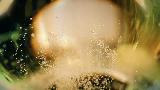 Sparkling Alb Vin Bubbling Macro Shot — Videoclip de stoc