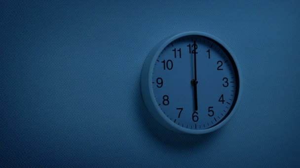 黑暗中的六点钟钟 — 图库视频影像