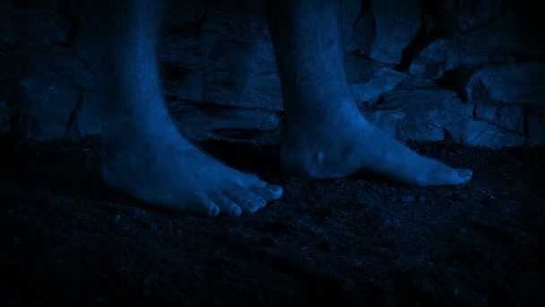 Hombre Descalzo Camina Por Celda Prisión Por Noche — Vídeo de stock