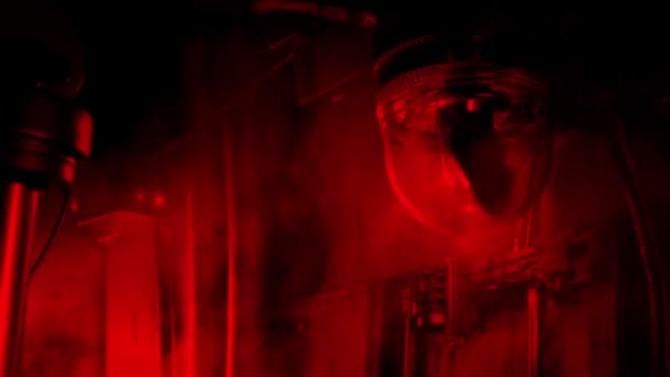 Czerwone Światło Ostrzegawcze Miga Dużą Ilością Pary Jest Zwolniony — Wideo stockowe