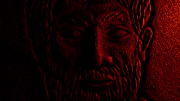 火は石で彫刻一般的な歴史的な顔を点灯 — ストック動画