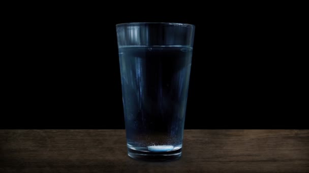 Tabletdruppels Het Glas Water Fizzen — Stockvideo