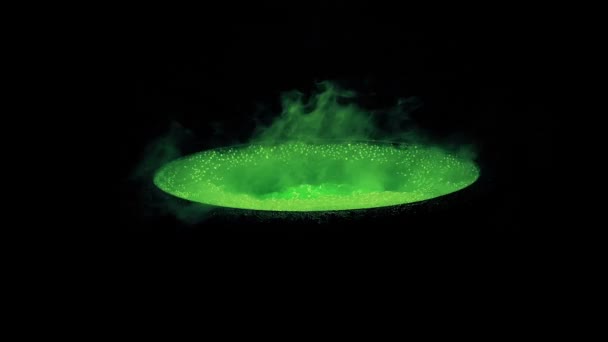 在黑色上被隔离的绿女巫洞穴 — 图库视频影像