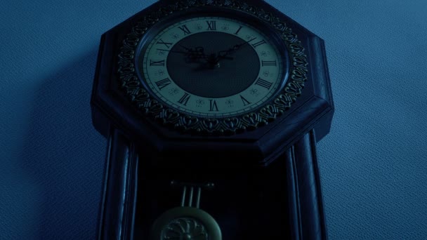Velho Relógio Pêndulo Ângulo Baixo Escuro — Vídeo de Stock