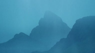 Çalkantılı Dağlara Çember çizen Kuşlarla Yağmur Fırtınası