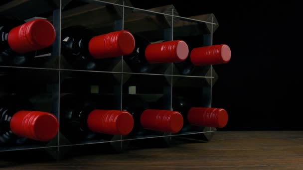 Adam Şaraptan Şişe Taşıma Çekiminden Şişe Aldı — Stok video