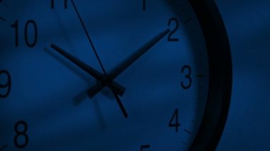 Ürkütücü Gölgelerle Duvar Saatini Geçiyorum